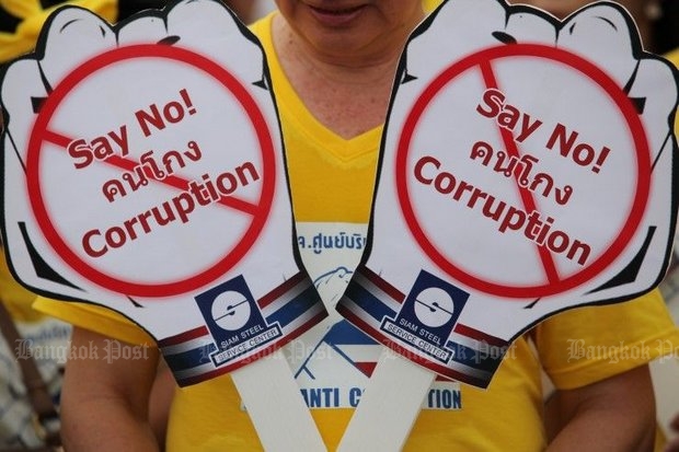 A protester demands an end to corruption, and a Super Poll released Sunday said a majority of Thais believe Prime Minister Prayut Chan-o-cha is trying to bring honesty into government. (Post Today photo)