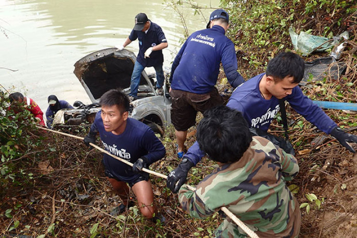 Bangkok Post - Three die after pickup plunges into creek