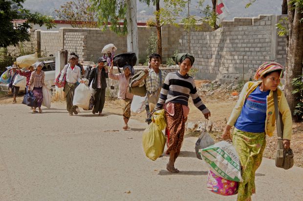 Victims of the conflict carry their belonging as they leave from the China-Myanmar border town of Laukkai, northern Shan State, Myanmar, on Tuesday. (EPA photo) Victims of the conflict carry their belonging as they leave from the China-Myanmar border town of Laukkai, northern Shan State, Myanmar, on Tuesday. (EPA photo)