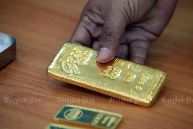 Lack of gold and aircraft-related exports blamed for the drop in the value of exports in February, the first fall in four months. (Photo by Weerawong Wongpreedee)