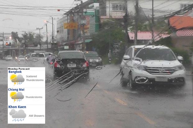 Heavy rains flood roads in the Khon Kaen municipality on Sunday morning. (Photo by Jakkrapan Natanri)