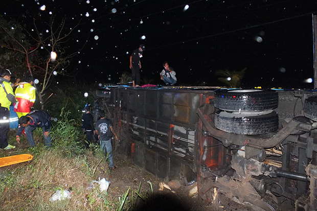 22 hurt  when bus, pickup collide in rain