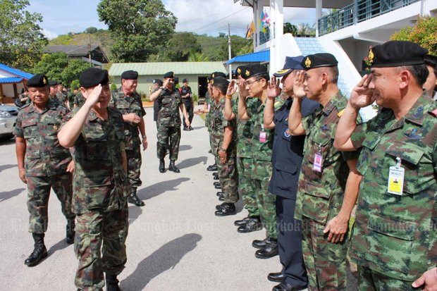 Chief peace negotiator Gen Aksara Kerdphol exchanges salutes with a military team at Ingkhayutthabariharn army camp, Pattani. (Post Today file photo)