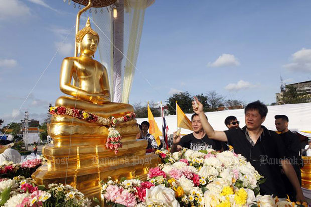 People flock to Lan Khon Muang open ground at City Hall in Bangkok on Thursday to give alms to 191 monks and sprinkle water on a Buddha statue, to mark Songkran Day. (Photo by Apichart Jinakul)