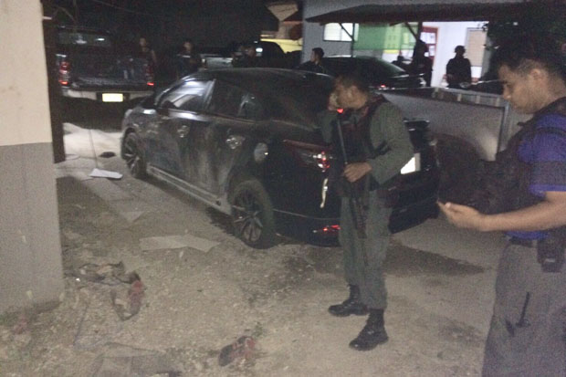 Security authorities check the damage at an attacked police residential area in Narathiwat province Wednesday night. (Photo of the Internal Security Operations Command)