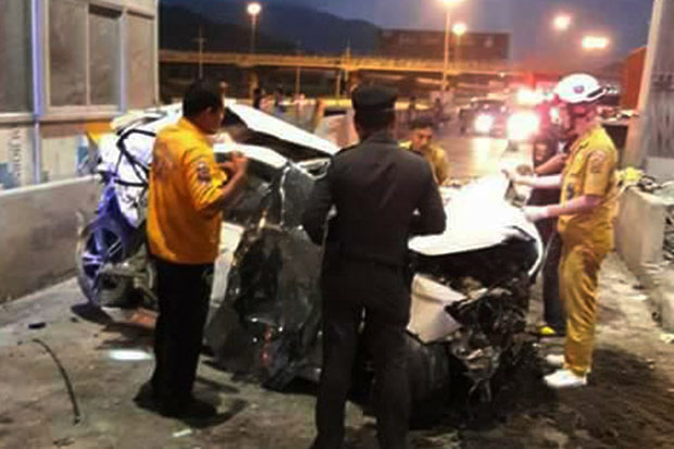 Driver dies when car slams into Chon Buri toll booth