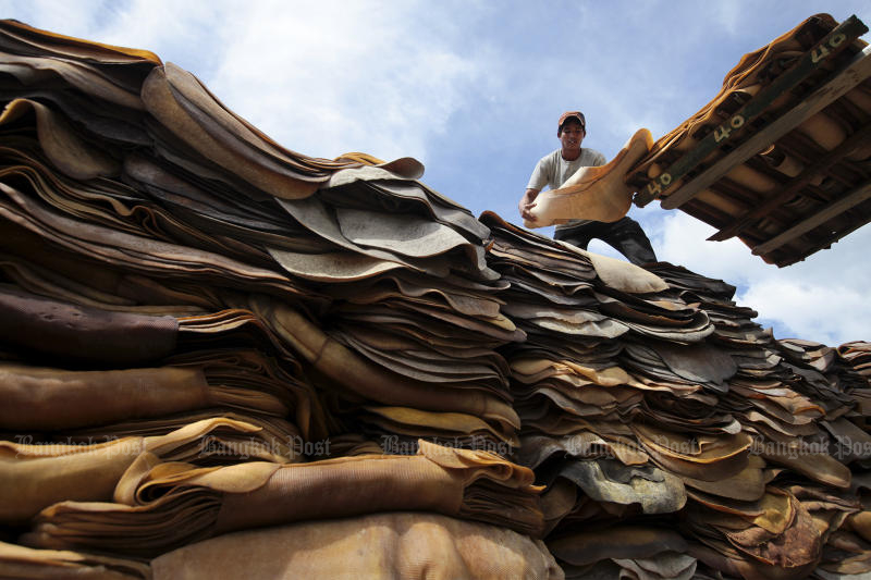 Farmers load rubber sheets onto a truck to sell them at a market in Phanom district, Surat Thani. (Photo by Patipat Janthong)