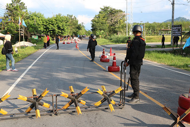 Security forces cordon off the road where five members of the ranger patrol were killed, and a sixth wounded, when their vehicle was attacked in Narathiwat's Chanae district on Thursday. (Photo by Wadao Harai)