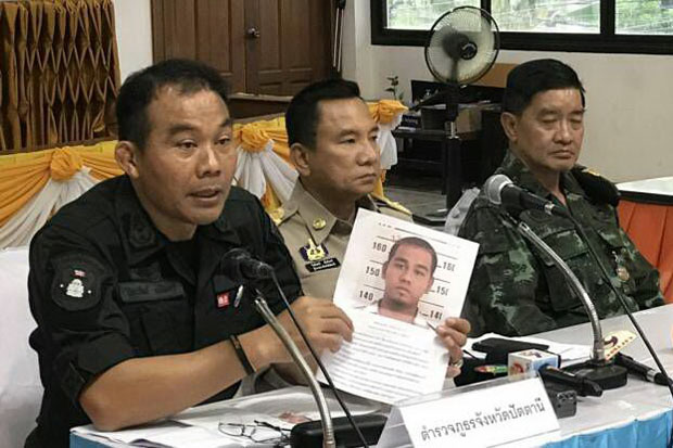 Pattani police chief Piyawat Chalermsri, left, shows a picture of Pattani native Makorseng Ma-ae, a prime suspect in Tuesday's bombing of the Big C Supercentre in Muang Pattani district. (Phobo by Abdulloh Benjakat)