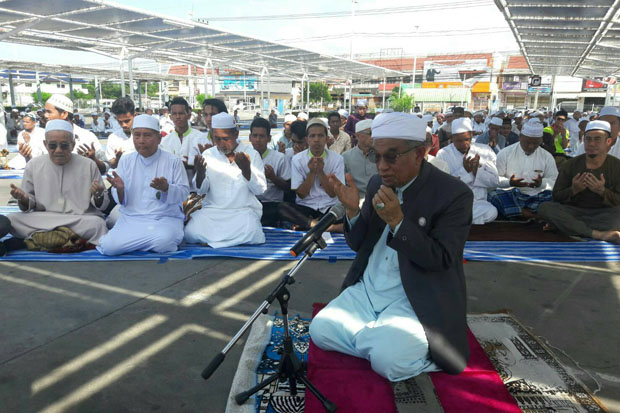 About 100 Islamic leaders in Pattani province pray for peace at the bombed Big C Supercentre in Muang district on Friday. (Photo by Abdulloh Benjakat)