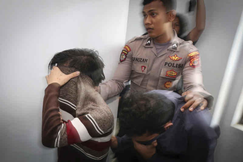 Police officer escorts two men accused of having gay sex into a holding cell to wait for the start of their trial at Shariah court in Banda Aceh, Indonesia, on Wednesday. (AP photo) Police officer escorts two men accused of having gay sex into a holding cell to wait for the start of their trial at Shariah court in Banda Aceh, Indonesia, on Wednesday. (AP photo)