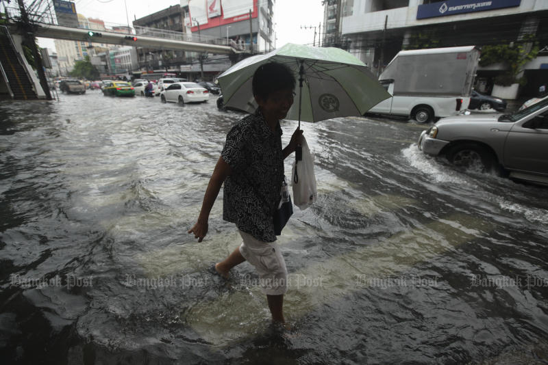 Prayut enters fray in battle against Bangkok's flood chaos