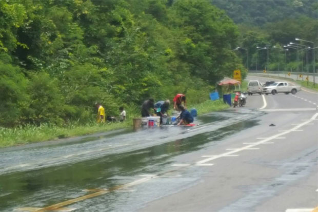 Bangkok Post - Fuel tanker overturns, blocking road into Korat