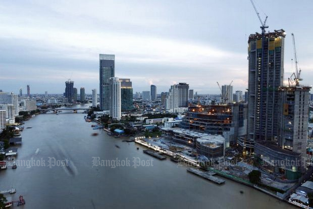 An observatory tower is slated to be built on land in the centre of this photo, next to the Iconsiam project (right) a mixed-use project being built next to the Chao Phraya River in Bangkok’s Klong San area. The 4.62-billion baht tower project, approved by the cabinet on Tuesday, has been criticised for serving the interests of the private sector. (Photo by Pattarapong Chatpattarasill) An observatory tower is slated to be built on land in the centre of this photo, next to the Iconsiam project (right) a mixed-use project being built next to the Chao Phraya River in Bangkok’s Klong San area. The 4.62-billion baht tower project, approved by the cabinet on Tuesday, has been criticised for serving the interests of the private sector. (Photo by Pattarapong Chatpattarasill)
