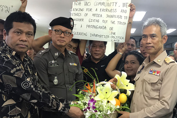 Surat Thani governor Auaychai Inthanak receives flowers from tourism operators on Koh Tao during a meeting on the island in Surat Thani province on Tuesday. (Photo by Supapong Chaolan)