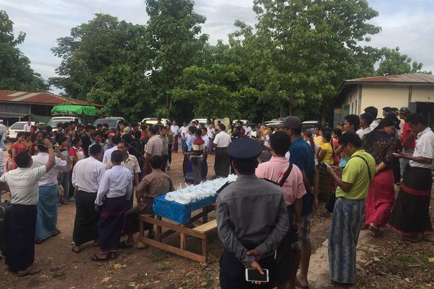 Myanmar workers flock to the Thai-Myanmar border in Tak province, seeking to return to their country, after Thai employers stopped hiring them for fear of the heavy penalties imposed under the new migrant worker law. (Photo supplied by the Immigration Office in Tak)