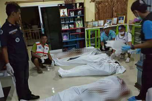 Rescue workers prepare to remove the bodies of the family murdered by gunmen overnight at their home in Krabi's Ao Luk district. (Photo taken from Khon Khon Khao Koopai (rescue news search) Facebook page)