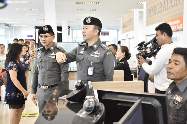 Immigration police commissioner Natthathorn Prohsunthorn (centre) announces his policy at the Sadao border crossing in Songkhla province on Tuesday. (Photo by Suwit Kaewhorthong)