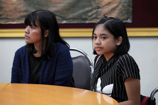 Teenager Pattarada "Nong Beam" Kaewpong (right) and her mother at Bang Yi Khan police station to identify their absconded lawyer after his arrest on Monday morning. (Photo by Chanat Katanyu)