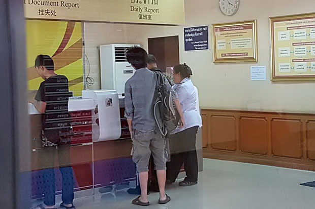 A gynaecologist carrying a bag and a bus conductor (right) contact officers at Samut Prakan Police Station after the conductor found the doctor's bag - containing 1.1 million baht - on a bus. (Photo by Sutthiwit Chayutworakan)