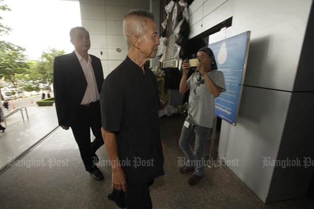 Chamlong Srimuang, 82, former co-leader of the anti-Thaksin People's Alliance for Democracy, arrives at the Court of Appeal on Monday to hear the verdict on the 2008 seizure of Government House, led by him and five others.
(Photo by Pornprom Satrabhaya)