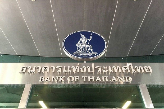 The Bank of Thailand is making it harder to get a credit card, cutting each card's limits - but lowering the interest rate on payments to 'only' 18%. (Bangkok Post file photo)