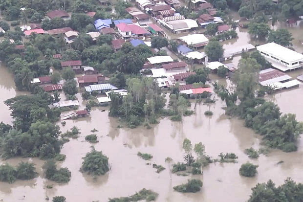 A bird's-eye view of flooding in Wanon Niwat district, Sakon Nakhon province, on Wednesday (photo by Pratuan Kajonvuttinun)