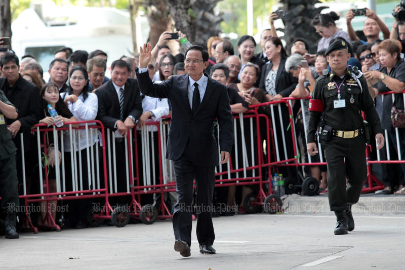 Former prime minister Somchai Wongsawat waves to supporters on Wednesday as he walks into the Supreme Court to hear the ruling on the yellow-shirt crackdown. (Photo by Chanat Katanyu)