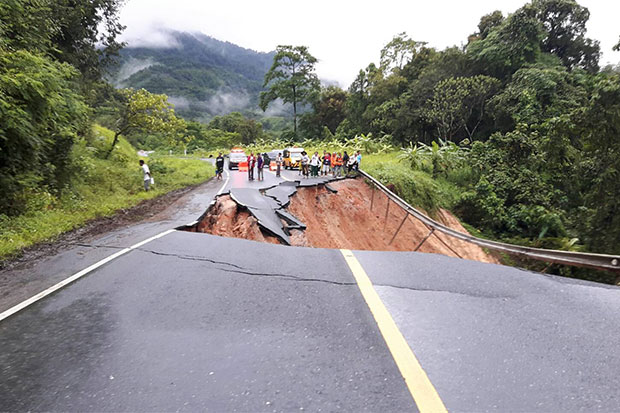 Heavy rain in Phangnga cuts road, causes landslides