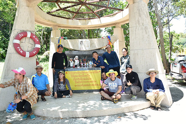 Staff of the Koh Chang Tai TAO pose for a photo at the shrine of remembrance, the Sarn Yutthanavy Koh Chang, after cleaning up the area around it in April. (Photo taken from Koh Chang Tai TAO's facebook page)