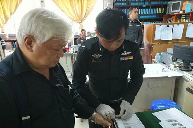 Chayan Vaddhanaphuti, an organiser of the 13th International Conference on Thai Studies at Chiang Mai University, is fingerprinted after reporting to police at Chang Phuak police station on Monday. (Photo from @lawyercenter2014 Facebook account)