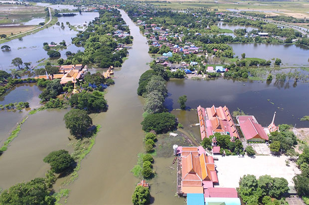 Riverside communities in six districts of Ayutthaya are flooded after the Chao Phraya Dam in Chai Nat increased its discharge rate to accommodate the flood surge from the North. (Photo by Sunthorn Pongpao)