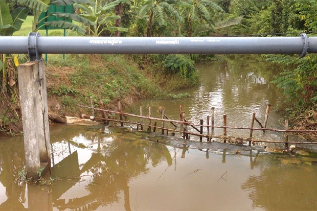 Fishing has been banned along this stretch of Huay Sampad creek in Kumphawapi district, Udon Thani, after it was contaminated by copper ore loaded on a trailer truck which crashed there on Aug 5.(Photo by Yuttapong Kamnodnae)