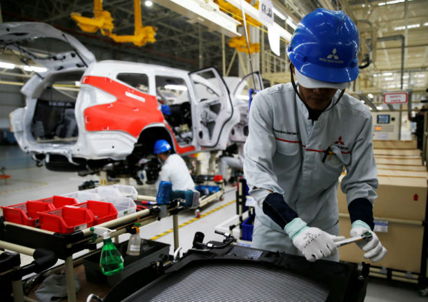 A worker is seen assembling a Mitsubishi Pajero at the Mitsubishi car factory in Bekasi, West Java province, Indonesia April 25, 2017. (Reuters file photo)