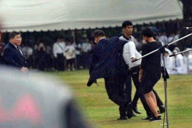 Chulalongkorn University lecturer chokes out a student and drags him away as colleagues watch, during the chaotic initiation ceremony on Aug 3. (Photo FB/Netiwit Chotiphatphaisal)