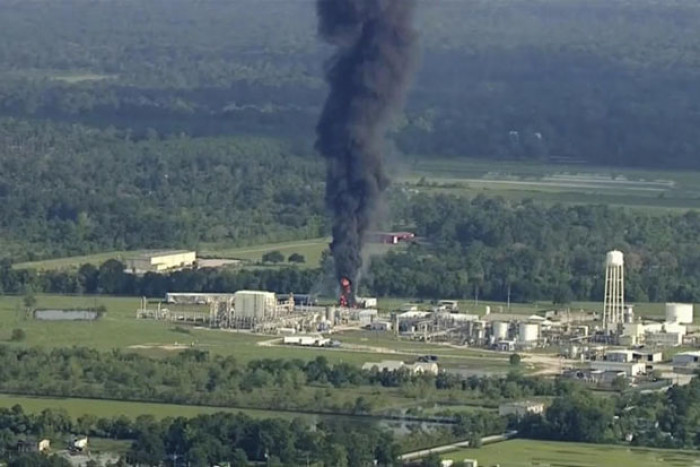 Bangkok Post - Black smoke, flames shoot up from Texas chemical plant