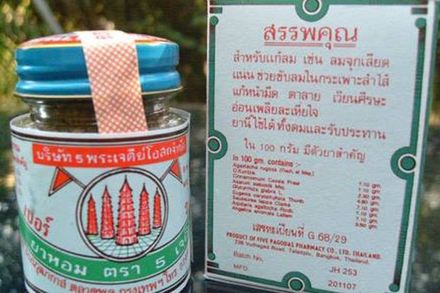 A bottle of Five Pagodas 'yahom' and its label are shown. (Facebook/กองคุ้มครองฯ กระทรวงการต่างประเทศ)