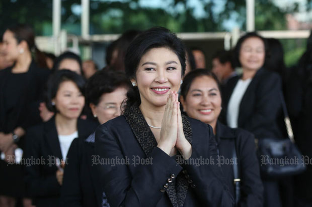 Former prime minister Yingluck Shinawatra greets supporters at the Supreme Court in Bangkok on Aug 1, when she made her closing statement on her rice-scheme case. (Photo by Seksan Rojjanametakun)