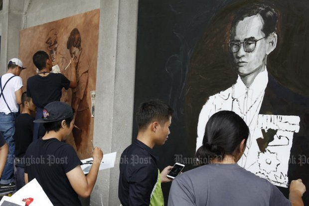 Silpakorn University students produced portraits of the late King Bhumibol Adulyadej on the institute's wall during an art event hosted by the Faculty of Painting Sculpture and Graphic Arts in Bangkok in tribute to the late King. More than 100 undergraduates, postgraduates and alumni attended. (Photo by Wichan Charoenkiatpakul) Silpakorn University students produced portraits of the late King Bhumibol Adulyadej on the institute's wall during an art event hosted by the Faculty of Painting Sculpture and Graphic Arts in Bangkok in tribute to the late King. More than 100 undergraduates, postgraduates and alumni attended. (Photo by Wichan Charoenkiatpakul)