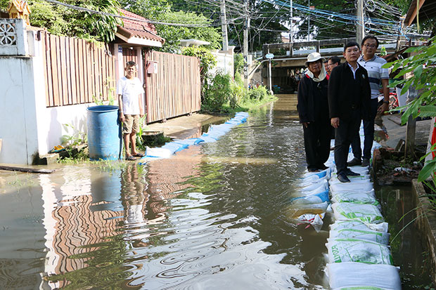 Flood threatens Phichit's economic zones