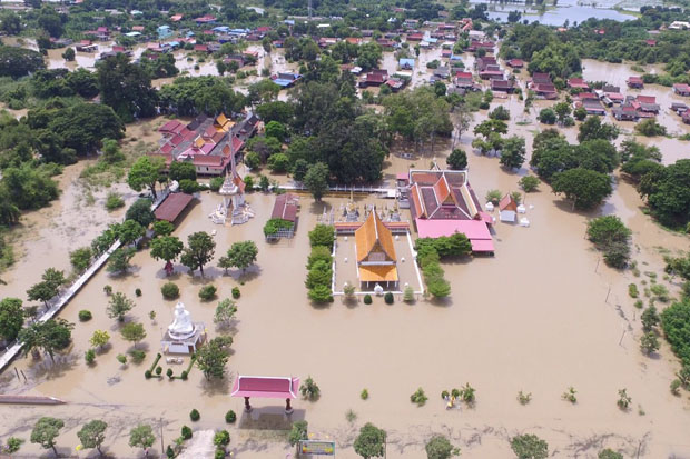 Floodwater covers Wat Tha Suthawat in tambon Sai Noi of Bang Ban district, Ayutthaya, on Tuesday. (Photo by Sunthorn Pongpao)