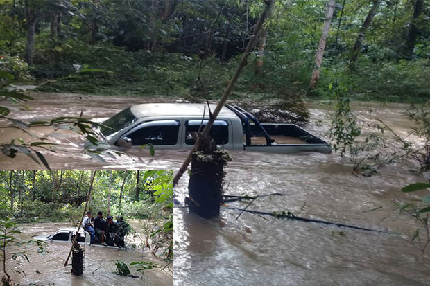 The abandoned police pickup truck after it was swamped by a flash flood while police were taking a murder suspect out of the forest after capturing him in Kanchanaburi's Sai Yok district on Wednesday afternoon. (Photo supplied by Pol Col Thanee Sa-nguanjeen) The abandoned police pickup truck after it was swamped by a flash flood while police were taking a murder suspect out of the forest after capturing him in Kanchanaburi's Sai Yok district on Wednesday afternoon. (Photo supplied by Pol Col Thanee Sa-nguanjeen)