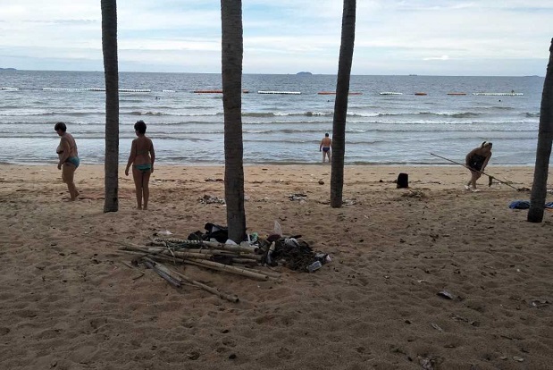 Foreigners collect garbage washed up on Jomtien Beach on Tuesday morning. (Photo Chaiyot Pupattanapong) Foreigners collect garbage washed up on Jomtien Beach on Tuesday morning. (Photo Chaiyot Pupattanapong)