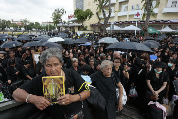 Mourners pour through security checks to cremation venue