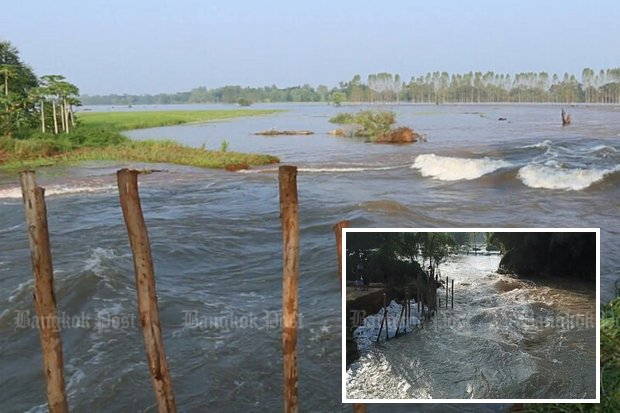Authorities are racing to erect an embankment of large sandbags to plug a 30-metre breach in an irrigation canal which is receiving floodwater in Muang district of Khon Kaen. The breach is blamed for flooding nearby villages. (Photos by Jakkrapan Nathanri) Authorities are racing to erect an embankment of large sandbags to plug a 30-metre breach in an irrigation canal which is receiving floodwater in Muang district of Khon Kaen. The breach is blamed for flooding nearby villages. (Photos by Jakkrapan Nathanri)