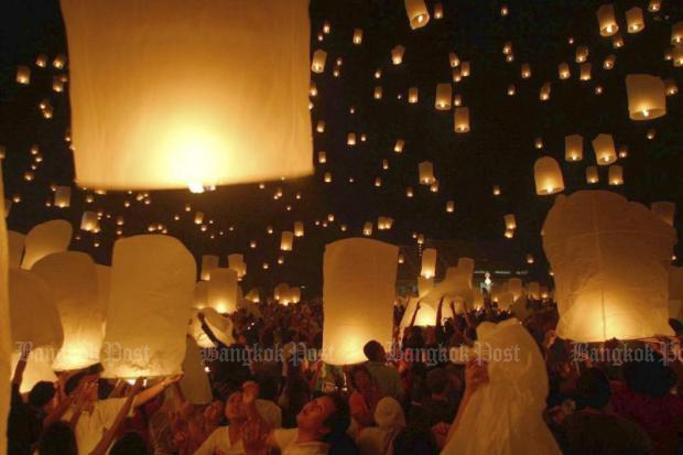 Lanterns are released into the sky during the Lanna-style Yi Peng festival in Chiang Mai. The annual event prompts airlines to cancel to avoid hazards posed by the lanterns. (Bangkok Post file photo)