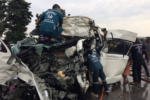 Rescue workers retrieve bodies from a wrecked van in Bang Pa-in district, Ayutthaya, on Wednesday. (Photo from Putthaisawan Foundation)