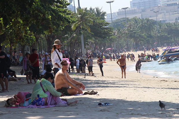 Pattaya beaches go chairless for big fleet show