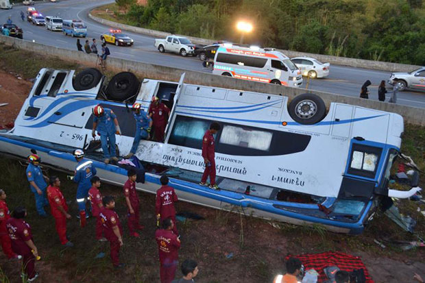 An all too frequent sight on Thai highways. This inter-provincial bus ran off the road and overturned at a bend in Phitsanulok on Nov 20, and eight passengers were killed. (Photo by Chinnawat Singha)