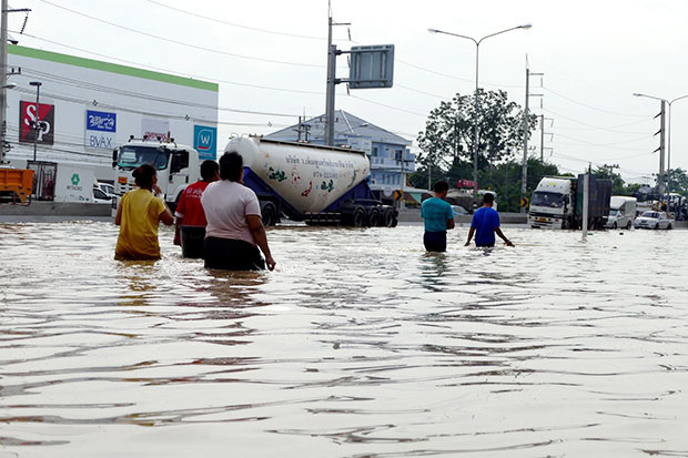 Flooding ravages Phetchaburi, southern highway